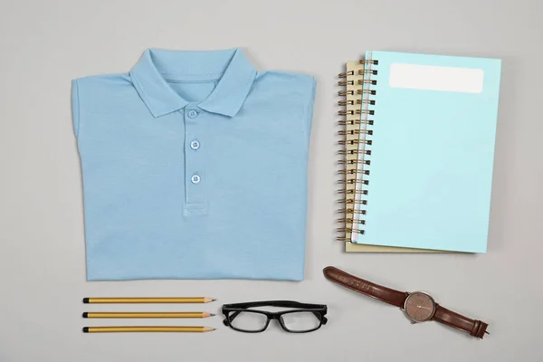 青いシャツと平面図 灰色の背景にひな形 学校制服 — ストック写真