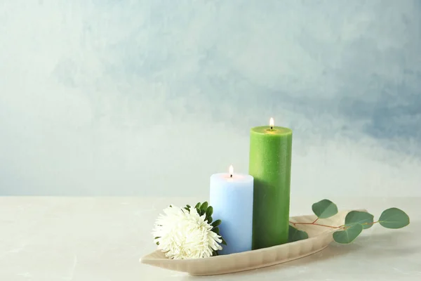 Velas Com Decoração Floral Mesa Contra Fundo Cor — Fotografia de Stock