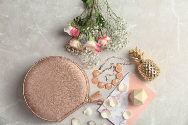 Açık renkli şık aksesuarlar ile düz yatıyordu kompozisyon