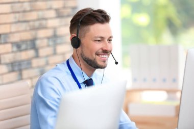 Erkek Teknik destek operatörü ile kulaklık işyerinde