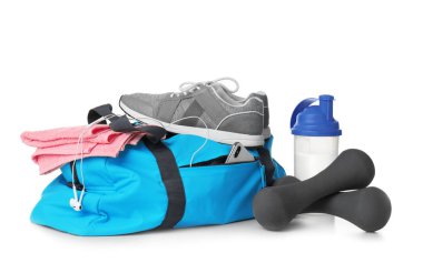 Beyaz arka plan üzerinde spor çanta ve spor malzemeleri