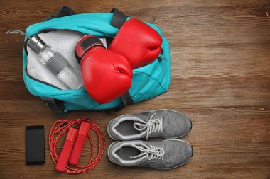 Ahşap arka plan, üstten görünüm spor çanta ve spor salonu ekipmanları