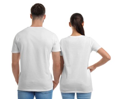 Beyaz arka plan üzerinde genç çift t-shirtler içinde. Mockup tasarım için