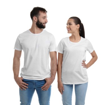 Beyaz arka plan üzerinde genç çift t-shirtler içinde. Mockup tasarım için
