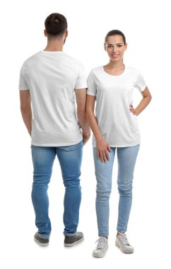 Beyaz arka plan üzerinde genç çift t-shirtler içinde. Mockup tasarım için