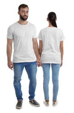 Beyaz arka plan üzerinde genç çift t-shirtler içinde. Mockup tasarım için