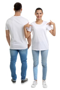 Beyaz arka plan üzerinde genç çift t-shirtler içinde. Mockup tasarım için