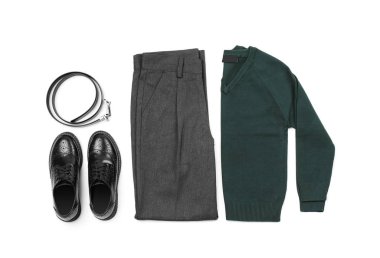 Beyaz arka planda şık okul üniforması, üst görünüm