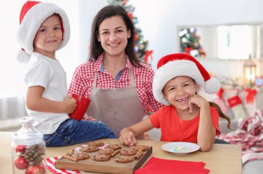 Anne ve çocuk Noel kurabiyeleri birlikte evde yapma
