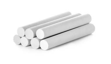 Beyaz arkaplanda küçük tebeşir parçaları