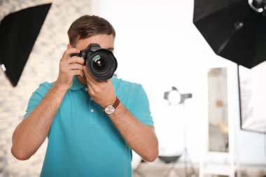Kamera ile fotoğraf stüdyosu profesyonel fotoğrafçı