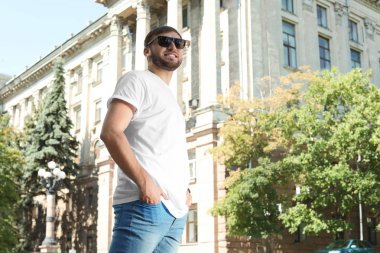 Sokakta beyaz t-shirt giyen genç adam