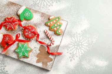 Lezzetli bir şekilde dekore edilmiş Noel çerezleri ahşap masa, üstten görünüm