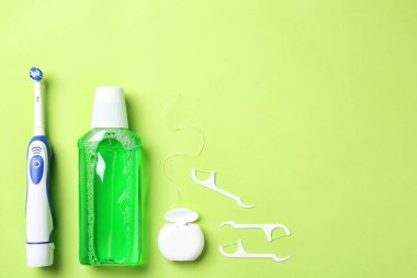 Renk arka plan üzerinde elektrikli diş fırçası ve ağız hijyeni ürünleri ile düz yatıyordu kompozisyon