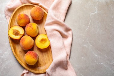 Plakalı gri arka plan, üstten görünüm üzerinde lezzetli olgun şeftali