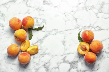 Mermer zemin üzerine olgun şeftali ile düz yatıyordu kompozisyon