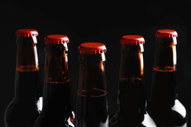 Siyah arka planda, closeup lezzetli soğuk bira şişesi