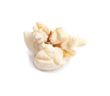 Beyaz arka planda, closeup lezzetli taze patlamış mısır