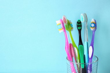 Kupası diş fırçaları renk arka plan ile. Diş Bakımı