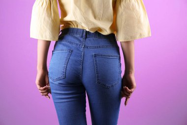 Kadın renk arka plan üzerinde şık mavi jeans