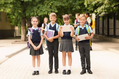 Şık okul üniforması açık havada küçük çocuklarda