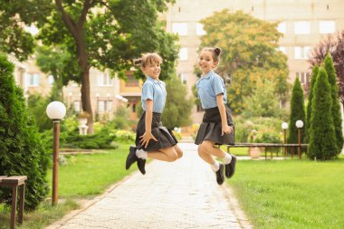 Şık okul üniforması açık havada küçük kızlar