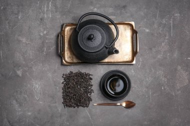 Kuru çay ve sofra gri arka plan üzerinde düz yatıyordu kompozisyonu
