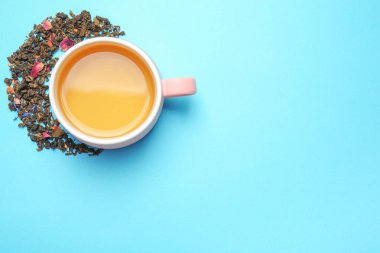 Kuru çay ve renk arka plan üzerinde sıcak içecek fincan düz yatıyordu kompozisyonu