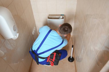 Üniformalı tuvalet tankı kapalı tamir profesyonel tesisatçı