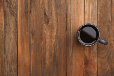 Ahşap arka plan, üstten görünüm üzerinde sıcak aromatik kahve ile seramik kupa