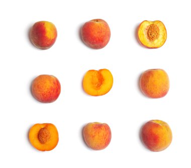 Beyaz arka planda, üstten görünüm olgun şeftali ile kompozisyon