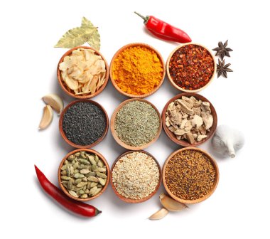 Beyaz arka planda farklı aromatik baharatlarla güzel bir kompozisyon.
