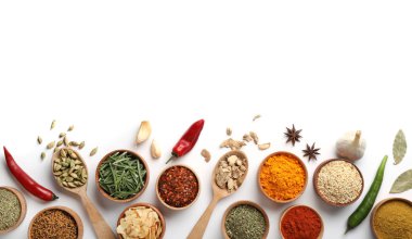 Beyaz arka planda farklı aromatik baharatlarla güzel bir kompozisyon.