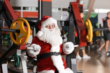 Otantik Noel Baba modern spor salonunda eğitim