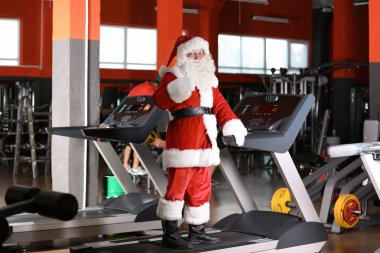 Otantik Noel Baba modern spor salonunda treadmill eğitim