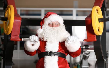 Otantik Noel Baba modern spor salonunda eğitim