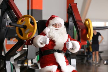 Modern bir spor salonu mutlu otantik Noel Baba'ya