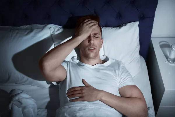 Stilig Ung Man Lider Huvudvärk Liggandes Sängen Natten — Stockfoto