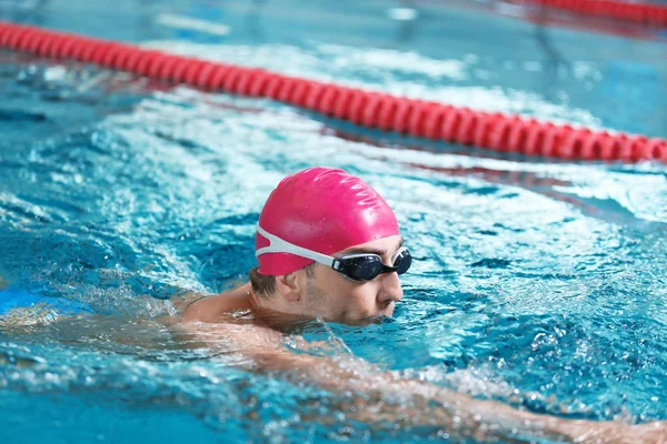 Junger Sportler Schwimmt Pool — Stockfoto