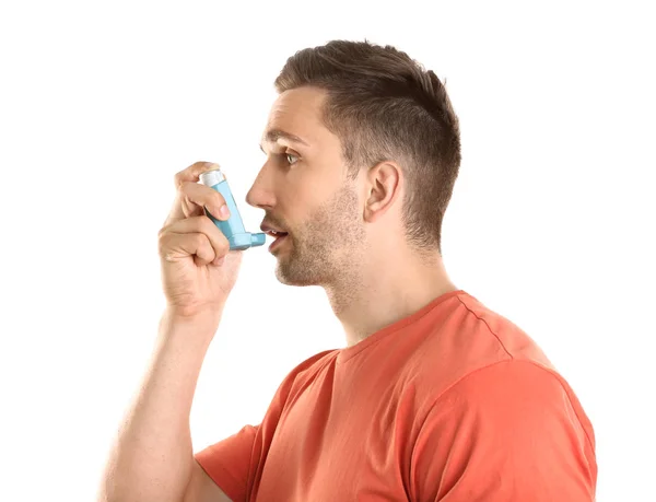 Hombre Joven Con Asma Usando Inhalador Sobre Fondo Blanco — Foto de Stock