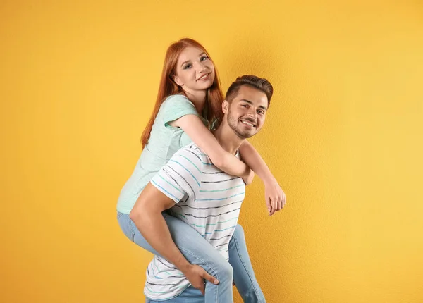 Pareja Joven Jeans Con Estilo Sobre Fondo Color — Foto de Stock