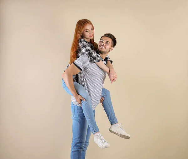 Jovem Casal Jeans Elegantes Fundo Claro — Fotografia de Stock