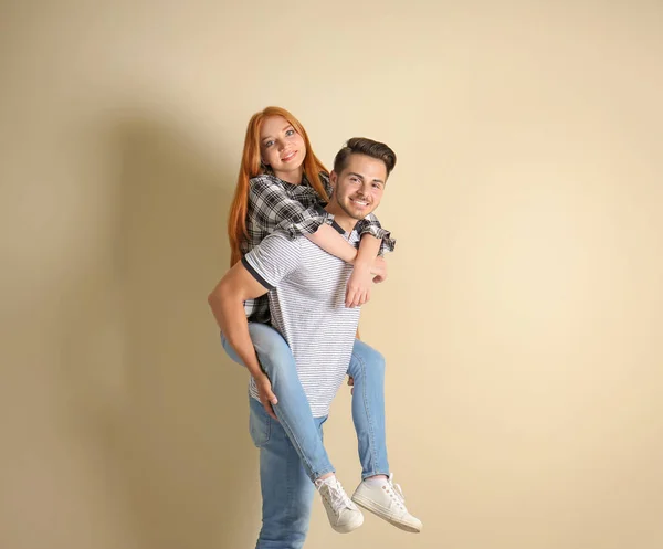 Jovem Casal Jeans Elegantes Fundo Claro — Fotografia de Stock