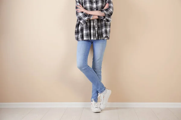 Mujer Joven Jeans Con Estilo Cerca Pared Luz — Foto de Stock