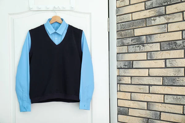 Uniforme Escolar Para Niño Colgado Puerta Blanca — Foto de Stock