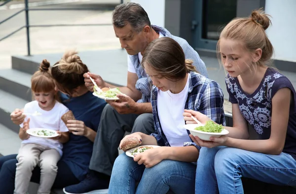 Pobres Comiendo Comida Donada Calle — Foto de Stock