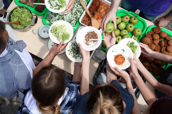 Voluntarios Sirviendo Comida Para Pobres Aire Libre Vista Superior — Foto de Stock