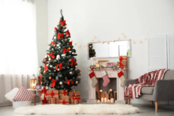 Vista Turva Interior Elegante Sala Estar Com Árvore Natal Decorada — Fotografia de Stock