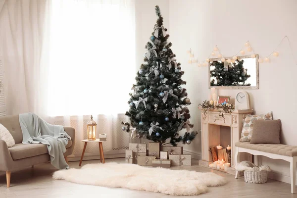 Stylový Obývací Pokoj Interiér Zdobeným Vánoční Stromeček — Stock fotografie