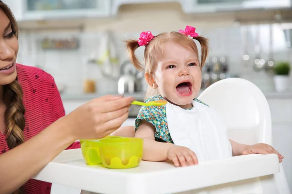 Anne Mutfakta Sağlıklı Gıda Ile Onun Küçük Bebek Beslenme — Stok fotoğraf